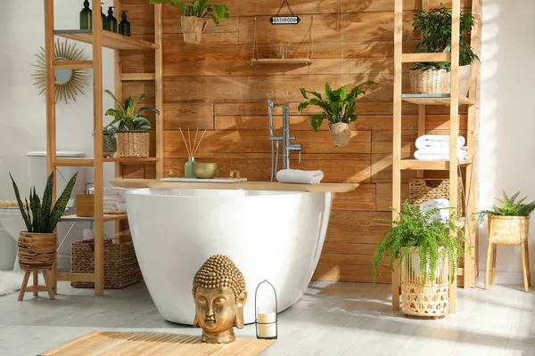 Interior Elegante Banheiro Com Banheira Branca Plantas Sala Verdes Perto — Fotografia de Stock