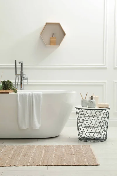 Baignoire Table Céramique Moderne Avec Articles Toilette Près Mur Blanc — Photo