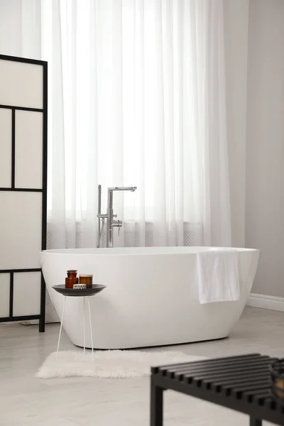 灯室靠窗的白色浴缸 室内设计 — 图库照片