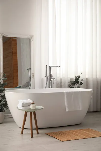 Weiße Badewanne Und Dekor Hellen Raum Innenarchitektur — Stockfoto