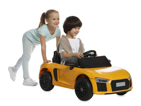 Menina Bonito Empurrando Carro Brinquedo Elétrico Das Crianças Com Menino — Fotografia de Stock