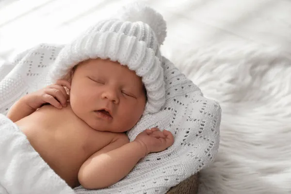 Sıcak Şapkalı Şirin Bebek Örgü Örülmüş Battaniyede Uyuyor — Stok fotoğraf