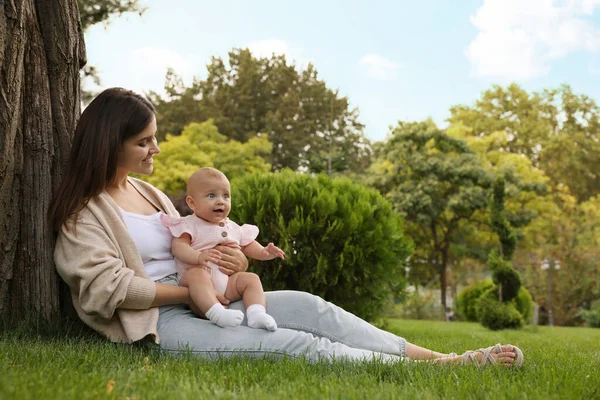 Mère Heureuse Avec Bébé Adorable Assis Sur Herbe Verte Dans — Photo