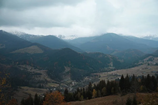 Vista Pitoresca Belas Montanhas Com Floresta Coníferas Aldeia — Fotografia de Stock