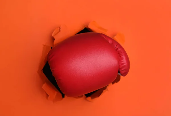 Mann Durchbricht Orangefarbenes Papier Mit Boxhandschuh Nahaufnahme — Stockfoto