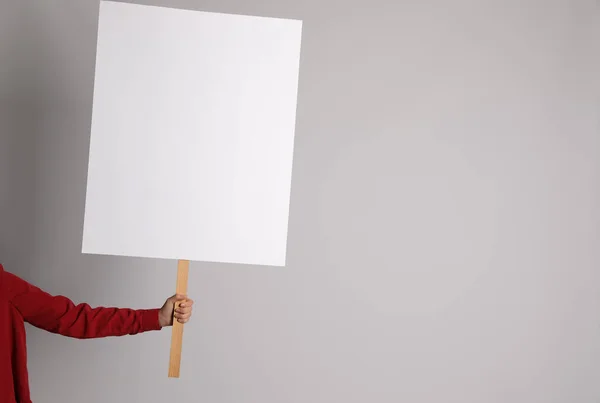Γυναίκα Κρατώντας Λευκή Πινακίδα Ανοιχτό Γκρι Φόντο Κοντινό Πλάνο Χώρος — Φωτογραφία Αρχείου
