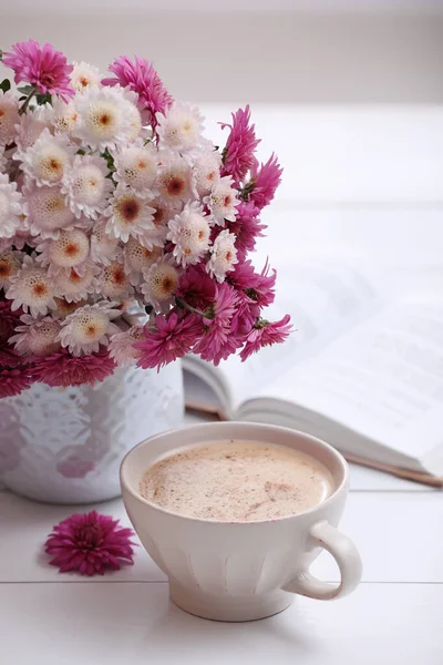 一杯新鲜的咖啡 打开的书和美丽的花束放在靠近窗户的白色木制桌子上 早上好 — 图库照片
