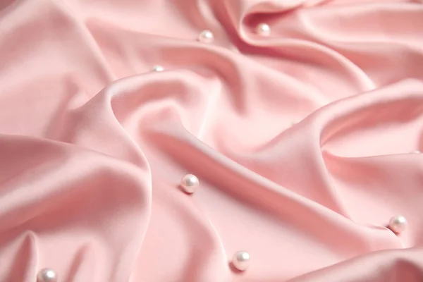 Muchas Perlas Hermosas Sobre Delicada Seda Rosa —  Fotos de Stock