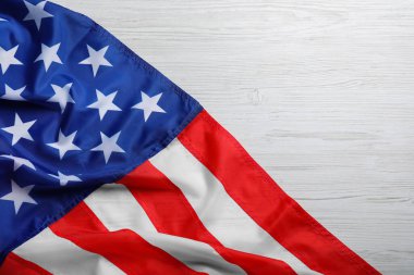 Beyaz ahşap arka planda Amerikan bayrağı, üst manzara. Metin için boşluk
