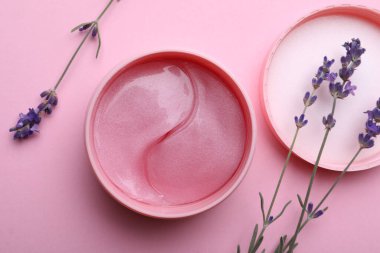 Göz altı bandı paketi ve pembe arka planda lavanta çiçekleri. Kozmetik ürünü
