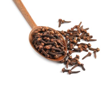 Aromatik kuru karanfiller ve beyaz arka planda tahta kaşık