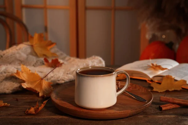 Xícara Chá Aromático Suéter Livro Folhas Outono Mesa Madeira Dentro — Fotografia de Stock