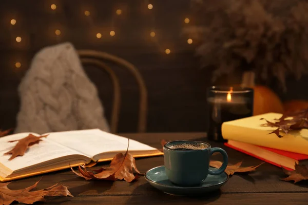 Xícara Café Aromático Livros Folhas Outono Mesa Madeira Dentro Casa — Fotografia de Stock