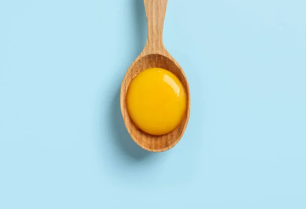 Cucchiaio Legno Con Tuorlo Uovo Crudo Sfondo Azzurro Vista Dall — Foto Stock