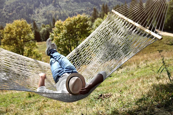 Mladý Muž Odpočívající Houpací Síti Venku Slunečného Dne — Stock fotografie