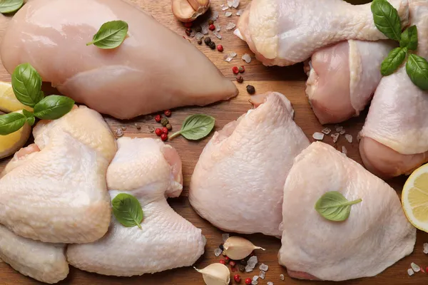 Επίπεδη Σύνθεση Φρέσκο Ωμό Κρέας Κοτόπουλου Ξύλινο Τραπέζι — Φωτογραφία Αρχείου