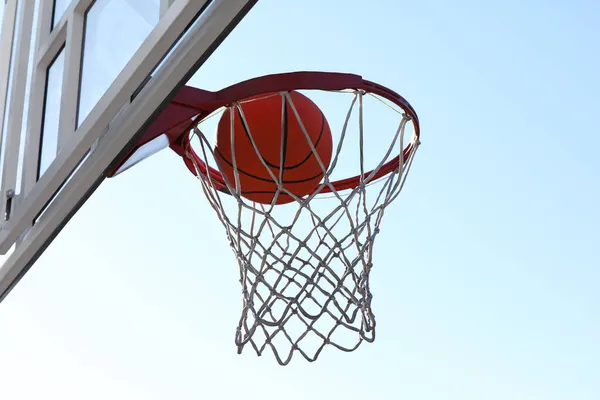 Баскетбольный Мяч Обруч Сеткой Открытом Воздухе Солнечный День — стоковое фото