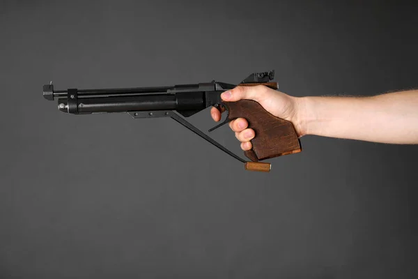 Desporto Tiro Homem Apontando Pistola Padrão Fundo Escuro Close — Fotografia de Stock