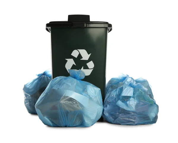 Müllsack Gefüllt Mit Müll Der Nähe Von Dunkelgrünen Recyclingbehältern Auf — Stockfoto