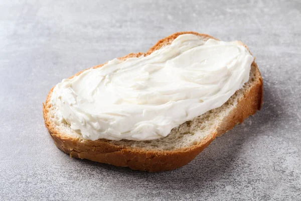 Φέτα Ψωμί Νόστιμο Τυρί Κρέμα Ανοιχτό Γκρι Τραπέζι Closeup — Φωτογραφία Αρχείου
