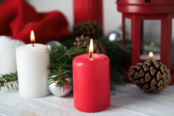 Brennende Kerzen Und Festliches Dekor Auf Weißem Holztisch Heiligabend — Stockfoto