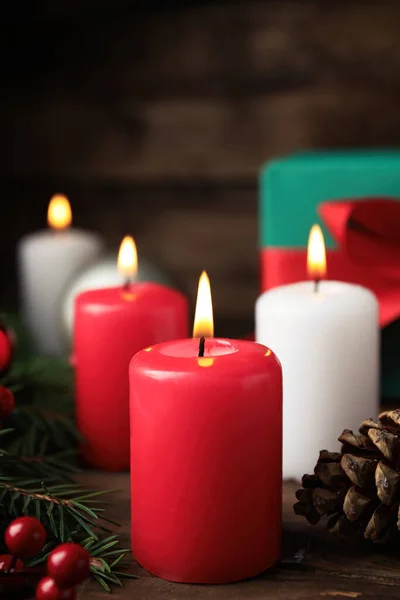 Κάψιμο Κεριών Κλαδιών Ελάτης Και Κουκουναριού Ξύλινο Τραπέζι Παραμονή Χριστουγέννων — Φωτογραφία Αρχείου