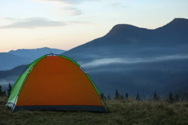 Camping Σκηνή Στα Βουνά Νωρίς Πρωί — Φωτογραφία Αρχείου