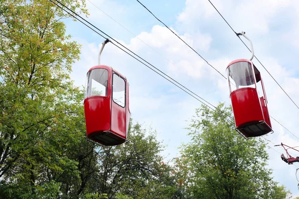 Blick Auf Seilbahn Mit Hellen Kabinen Park Einem Herbsttag — Stockfoto