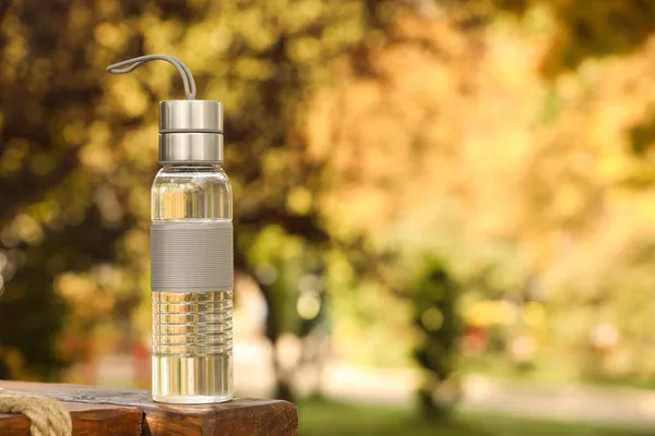 Wasserflasche Auf Holzbank Park Platz Für Text — Stockfoto