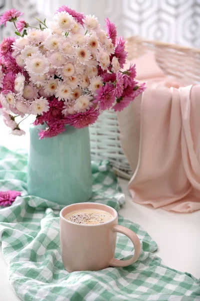Filiżanka Świeżej Kawy Piękny Bukiet Białym Stole — Zdjęcie stockowe