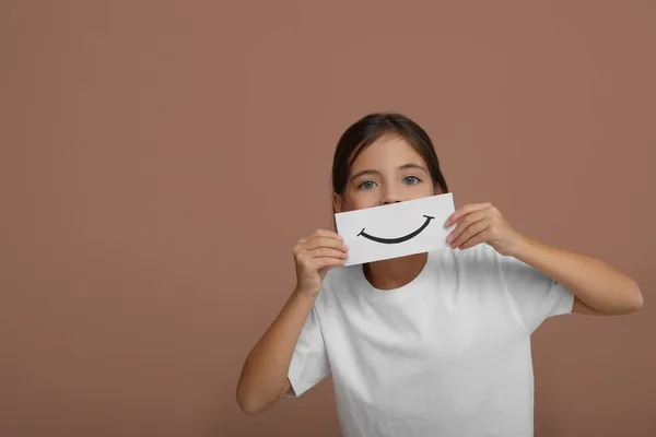 Petite Fille Tenant Feuille Papier Avec Sourire Sur Fond Rose — Photo