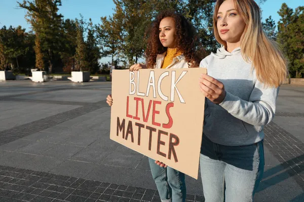 Γυναίκες Που Κρατούν Ταμπέλα Φράση Black Lives Matter Εξωτερικούς Χώρους — Φωτογραφία Αρχείου