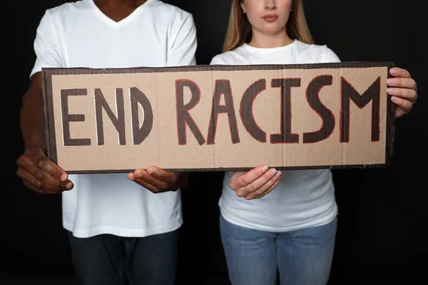 Junge Frau Und Afroamerikanischer Mann Mit Einem Schild Mit Der — Stockfoto