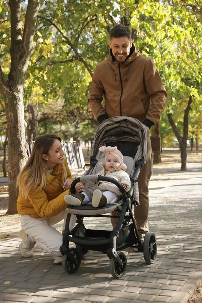Heureux Parents Marchant Avec Leur Bébé Poussette Parc Jour Ensoleillé — Photo