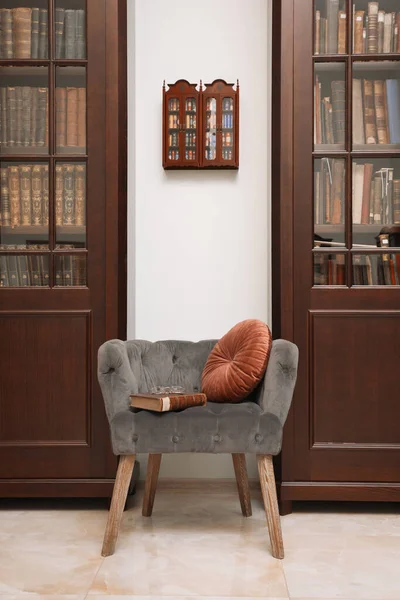 Poltrona Confortável Com Travesseiro Livro Entre Estantes Madeira Biblioteca — Fotografia de Stock
