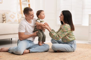 Mutlu ebeveynler tatlı çocuklarıyla evde vakit geçiriyorlar.