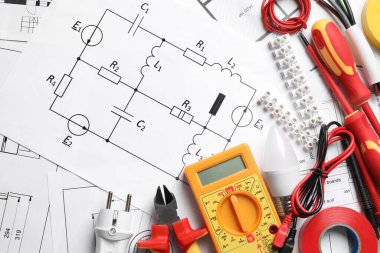 Kağıt çarşafların üzerinde düz serili elektrikçi aletleri ve aksesuarları