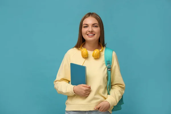 Estudiante Adolescente Con Auriculares Mochila Libro Sobre Fondo Azul Claro — Foto de Stock