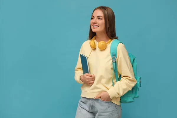 Studente Adolescente Con Cuffie Zaino Libro Sfondo Azzurro — Foto Stock