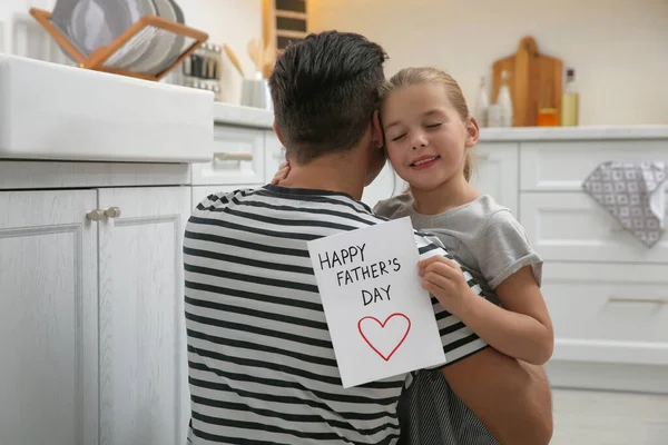 Девочка Поздравляет Папу Днем Отца Кухне — стоковое фото