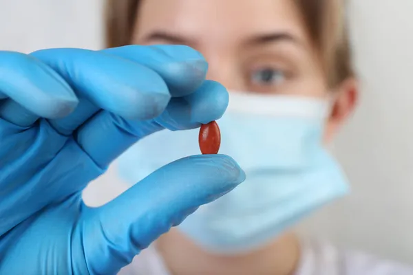Γιατρός Κρατώντας Κόκκινο Χάπι Επικεντρωθεί Στο Φάρμακο Έννοια Αναιμίας — Φωτογραφία Αρχείου