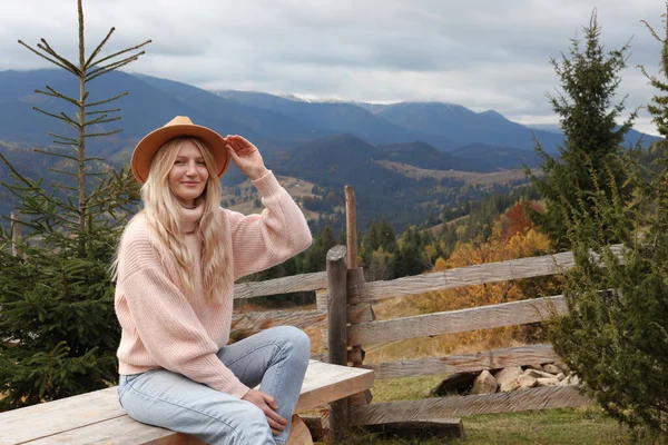 秋の日に山の中で美しい若い女性 テキストのためのスペース — ストック写真