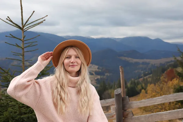 Portret Van Een Mooie Jonge Vrouw Bergen Herfstdag Ruimte Voor — Stockfoto