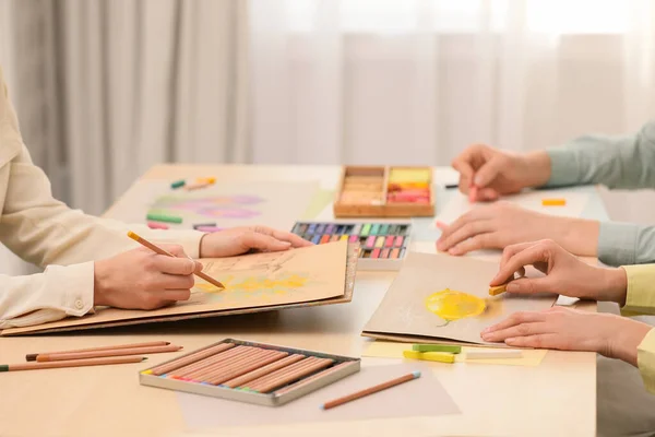 Artistes Dessinant Avec Des Pastels Doux Des Crayons Table Intérieur — Photo