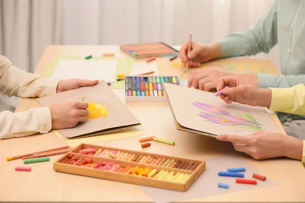 Dessin Artistes Avec Pastels Doux Crayons Table Gros Plan — Photo