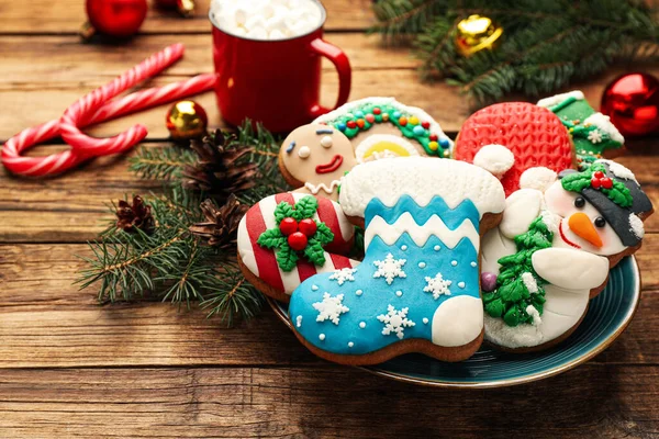 Leckere Hausgemachte Weihnachtsplätzchen Und Festliche Dekoration Auf Holztisch — Stockfoto