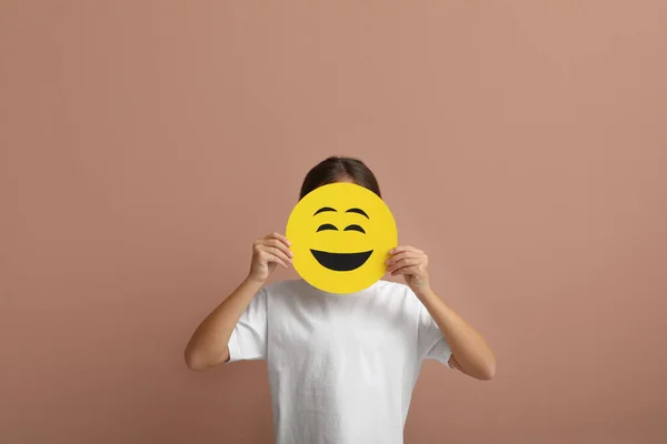 Kislány Takaró Arc Nevető Emoji Halvány Rózsaszín Háttér — Stock Fotó