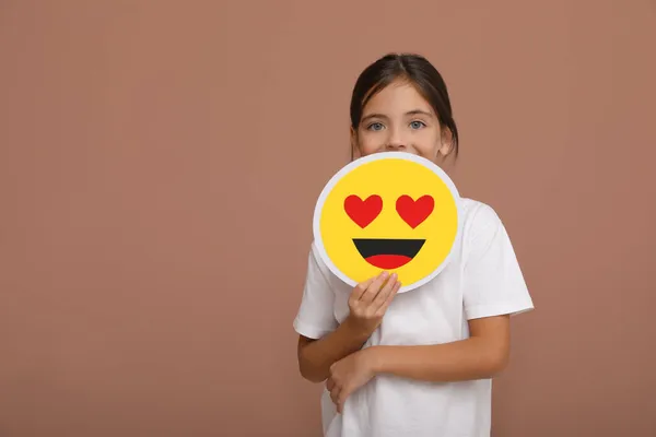 Bambina Che Tiene Viso Con Gli Occhi Del Cuore Emoji — Foto Stock