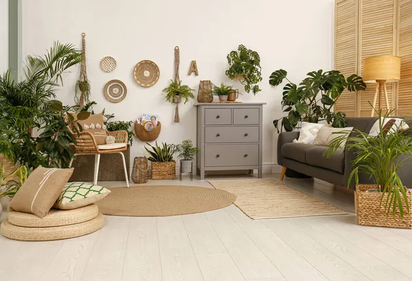 Interiér Obývacího Pokoje Stylovým Nábytkem Zelenými Rostlinami — Stock fotografie
