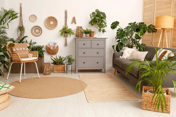 Interiér Obývacího Pokoje Stylovým Nábytkem Zelenými Rostlinami — Stock fotografie